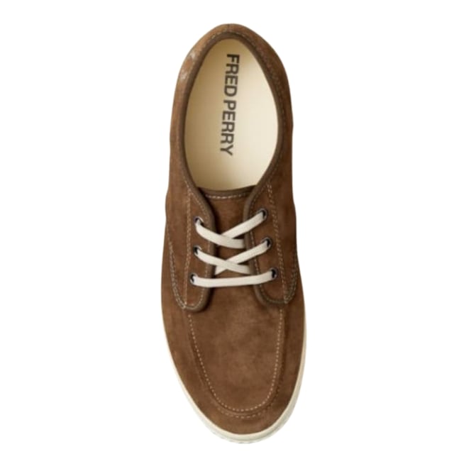 Fred Perry B7175 988 Zapatillas de deporte bajas de ante Ealing Leather para hombre. Zapatillas Fred Perry marrones. Estilo: B7175 988. Logotipo de la marca en la lengua. Zapatillas con cierre de encaje. Insignia de la marca en el lateral del zapato.