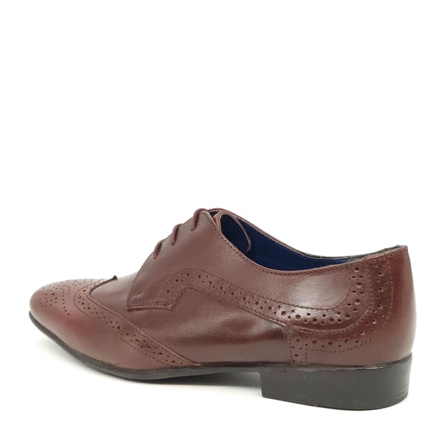 The Parade Brogue Derby Shoes from Frank James are the perfect choice to add the finishing touch to your tailored attire. Crafted from genuine leather and complete with a classic brogue design and three eyelet lace up fastening, in a choice of traditional colourways.