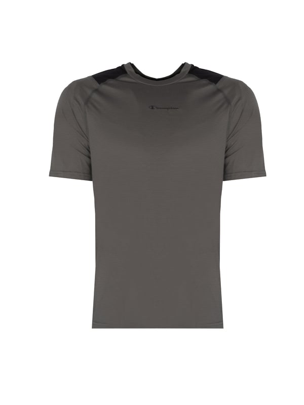 Deze klassieke, eenvoudige snit staat garant voor een tijdloze look en het gemak om het te combineren met verschillende stijlen.

De subtiele, ronde halslijn geeft het shirt universaliteit en zorgt ervoor dat het bij elk lichaamstype past door de nek en schouders te benadrukken.

Op de voorkant zorgt de print met de merknaam voor een modieuze en stedelijke look die modern design weerspiegelt.

Gemaakt van hoogwaardig, ademend materiaal met Quick Dry-systeem, biedt het de hele dag comfort, ongeacht de activiteit en weersomstandigheden.