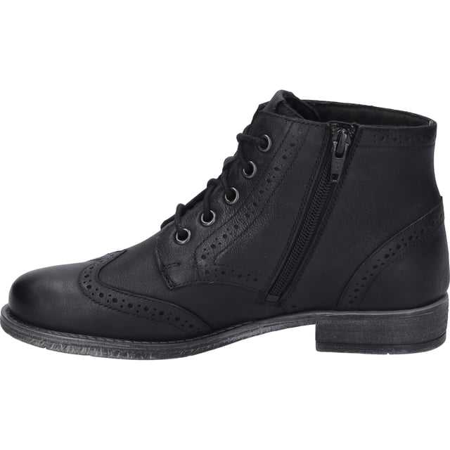 Entdecke die Eleganz und den unvergleichlichen Tragekomfort mit der Sienna 75 Stiefelette von JOSEF SEIBEL. Dieses Modell, perfekt für die Dame mit Sinn für zeitlose Mode, hebt sich durch seine Farbgebung in klassischem Schwarz hervor. Gefertigt aus feinstem Ziegenleder in Nappa-Qualität, verspricht diese Stiefelette nicht nur eine exzellente Passform, sondern auch Langlebigkeit. Die Sohle in edlem Grau aus TR (Thermoplastischem Kautschuk) unterstreicht nicht nur den modischen Anspruch, sondern bietet auch gute Rutschfestigkeit und eine lange Haltbarkeit. Der leichte Blockabsatz mit einer Höhe von 3 cm ergänzt das Design auf dezente Weise und sorgt für einen angenehmen Gang. Dank der herausnehmbaren Innensohle lässt sich der Schuh individuell anpassen und bietet die Möglichkeit, ein eigenes orthopädisches Fußbett zu verwenden, was den Tragegenuss weiter steigert. Die Schnürung garantiert eine optimale Anpassung an den Fuß und unterstreicht den casual-orientierten Look, der sich hervorragend für diverse Freizeitaktivitäten eignet. Ob beim Stadtbummel oder einem entspannten Spaziergang im Freien, die Sienna 75 Stiefelette ist der ideale Begleiter für jede Gelegenheit. JOSEF SEIBEL setzt mit seiner Produktlinie auf modernen Komfort und Perfektion in Passform und Funktion, was sich in der hochwertigen Auswahl der Materialien widerspiegelt. Die Herstellung nach der AGO-Methode, eine moderne Fertigungsart, die für Leichtigkeit und Formbeständigkeit steht, zeugt von der innovativen Ausrichtung des Unternehmens. Als Zeichen gegen Fast Fashion, repräsentiert jede Stiefelette von JOSEF SEIBEL die Werte der Slow Fashion: Beständigkeit, Qualität und ein bewusster Umgang mit Ressourcen. Mit der Sienna 75 erhältst du nicht nur einen Schuh, sondern ein Stück Tradition und Innovation, das dich in zahlreichen Lebenslagen stilvoll begleitet.