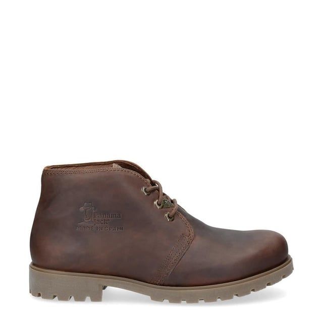 Treten Sie stilvoll hervor mit dem Panama Jack Bota Panama C10 Herren-Chukka-Stiefel. Gönnen Sie sich unvergleichlichen Komfort und Stil mit dem Panama Jack Bota Panama C10 Herren-Chukka-Stiefel. Diese Stiefel bestehen aus hochwertigem, wasserdichtem Lederobermaterial und exquisiten Nahtdetails und bieten sowohl Haltbarkeit als auch Raffinesse. Das Panama Jack-Branding auf der Außenseite verleiht einen Hauch von Prestige und zeigt Ihre Affinität zu hochwertiger Handwerkskunst. Diese Stiefel verfügen über ein Schnürdesign mit einer praktischen 3-Loch-Schnürung vorne und ermöglichen ein einfaches An- und Ausziehen sowie eine verstellbare Passform für maximalen Komfort. Im Inneren sorgt eine herausnehmbare, anatomisch geformte Einlegesohle für hervorragenden Halt und kann bei Bedarf mühelos durch Ihre eigenen Einlagen ersetzt werden. Das Lederfutter umhüllt Ihren Fuß mit weichem Komfort und verbessert das Gesamtgefühl. Diese Stiefeletten sind für den täglichen Gebrauch konzipiert und verfügen über eine rutschfeste Naturkautschuk-Außensohle, die sowohl Flexibilität als auch Haltbarkeit bietet. Ganz gleich, ob Sie durch Stadtstraßen oder auf Landwegen navigieren, Sie können sich darauf verlassen, dass diese Stiefel zuverlässige Traktion und Stabilität bieten. Hauptmerkmale: Premium-Konstruktion: Diese Stiefel sind aus wasserfestem, geöltem Nappaleder gefertigt und strahlen zeitlose Eleganz und Haltbarkeit aus. Stilvolle Details: Die Nahtdetails verleihen dem klassischen Chukka-Stiefel-Design einen Hauch von Raffinesse und verleihen Ihrem Look einen subtilen Charme. Rutschfest: Die flexible und langlebige TPU-Gummisohle sorgt für rutschfeste Traktion auf verschiedenen Oberflächen und sorgt für Stabilität bei jedem Schritt. Bequeme Passform: Mit einem flachen Ankle-Boot-Design und einer Schafthöhe von 14 cm bieten diese Stiefel eine bequeme und dennoch bequeme Passform, die sich perfekt für den ganztägigen Tragekomfort eignet. Luxuriöse Innenausstattung: Das Futter aus Vitello-Leder erhöht den Komfort und die Atmungsaktivität und sorgt bei jedem Tragen für ein angenehmes Tragegefühl. Hergestellt in Spanien: Diese in Spanien fachmännisch gefertigten Stiefel zeugen von höchster Handwerkskunst und Liebe zum Detail. Absatzhöhe: 3 cm