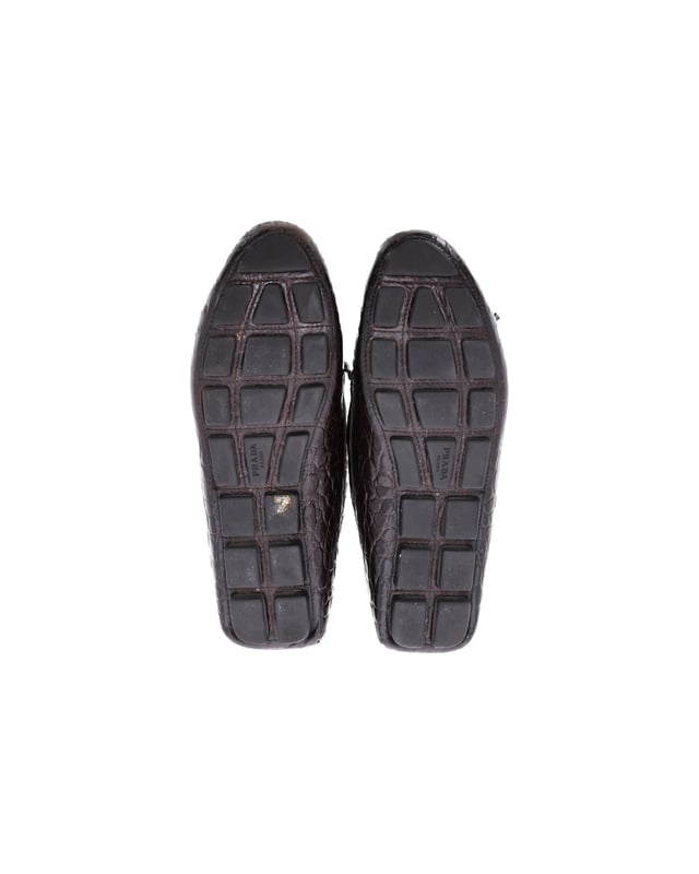 VINTAGE, RRP WIE NEU  
Tauchen Sie ein in die Eleganz mit den Prada Bow Loafers aus braunem, krokodilgeprägtem Leder. Diese Slipper sind eine raffinierte und zeitlose Wahl, die mit einer luxuriösen, krokodilgeprägten Textur und einem femininem Schleifchen-Detail versehen sind. Der reiche Braunton verleiht Wärme und Vielseitigkeit, perfekt um vom Tag in die Nacht zu wechseln.  
*mit Box  

Prada Bow Loafers aus braunem krokodilgeprägtem Leder  
Material: Leder  
Farbe: Braun  
Größe: EU37.5  
Zustand: Sehr gut  
Abnutzungserscheinungen: Mäßiger Gebrauch überall  
SKU: 365502