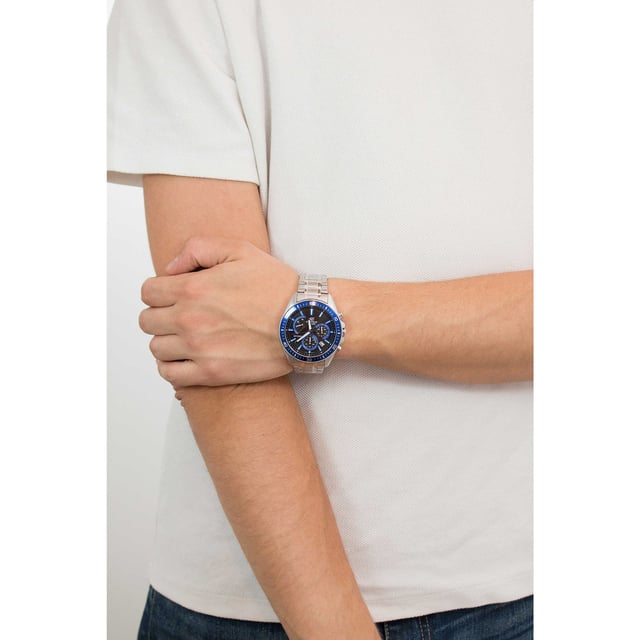 Este reloj cronógrafo Casio Edifice para hombres es la pieza de tiempo perfecta para usar o regalar. Su caja redonda de 45 mm en plata combinada con la cómoda correa de acero inoxidable plateada te asegurará disfrutar de esta impresionante pieza sin ningún compromiso. Funciona con un movimiento de cuarzo de alta calidad y es resistente al agua hasta 10 bares, por lo que tu reloj seguirá funcionando. Este reloj tiene una batería de larga duración de hasta 10 años. Este Casio es el reloj ideal para acompañarte a donde quiera que vayas. -El reloj tiene una función de calendario: Fecha, Cronómetro, Pantalla de 24 horas, Manecillas luminosas. Correa de acero inoxidable plateado de alta calidad con una longitud de 21 cm y un ancho de 20 mm, con cierre plegable de botón a presión. Diámetro de la caja: 45 mm, grosor de la caja: 12 mm, color de la caja: plata y color de la esfera: azul.