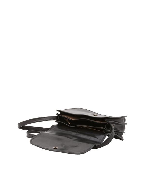 Damen-Umhängetasche mit Magnetverschluss. eine mit Reißverschluss-Innentaschen. eine Rückseite mit Reißverschluss-Außentaschen. verstellbarer Schultergurt aus Leder. fehlender Griff. Drei Innenfächer.  Außenmaterial. Innen mit Baumwolle gefüttert. Maße: 27x20x12 cm. Hergestellt in Italien