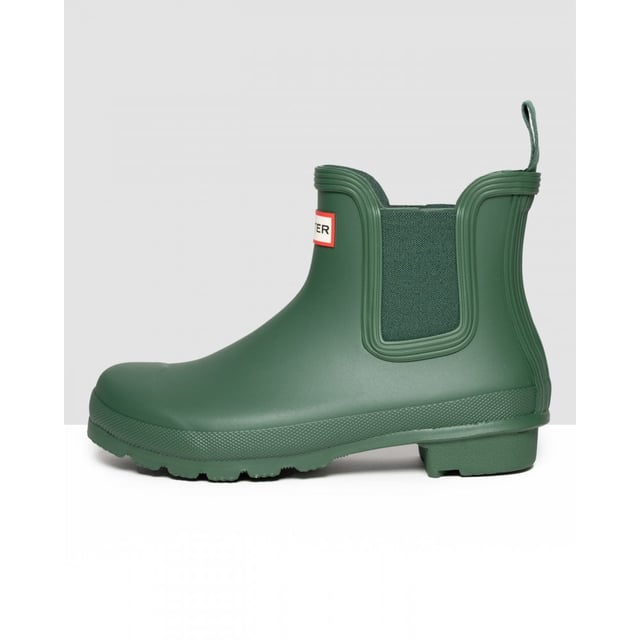 Botines chelsea originales Hunter de mujer en color verde, fabricados con goma y suela de goma. Características: impermeable, acabado mate, forro textil y caucho natural.
