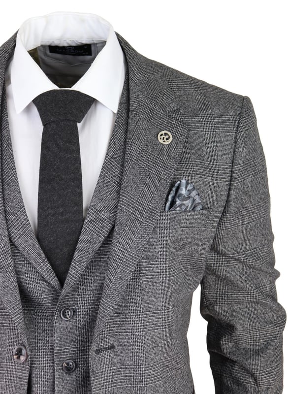 Elegante, elegante y sofisticado, luce perfecto con este traje de 3 piezas de primera calidad, que presenta un corte ajustado, con un ajuste más ceñido en el pecho y pantalones ajustados más estrechos. La chaqueta de dos botones cuelga hermosamente y tiene una construcción de media lona que se amolda a la forma de tu cuerpo cuanto más la uses. Los bolsillos de solapa en contraste y los puños abotonados le dan al traje un toque clásico de refinamiento. Un chaleco a juego completa el traje de 3 piezas con un estilo de botonadura sencilla con bolsillos clásicos a medida y un ajustador trasero para garantizar que puedas crear tu ajuste ideal. El traje es atemporal y contemporáneo al mismo tiempo y te permite lucir lo mejor posible todo el día. Combínalo con un chaleco a juego, una camisa blanca y zapatos para un acabado elegante. ¡Perfecto para cualquier ocasión elegante, formal, tradicional, vintage, retro, como bodas, bailes de graduación o fiestas! Ajuste a medida (entre ajustado y regular) ¡Muchos más estilos y colores disponibles en la tienda!