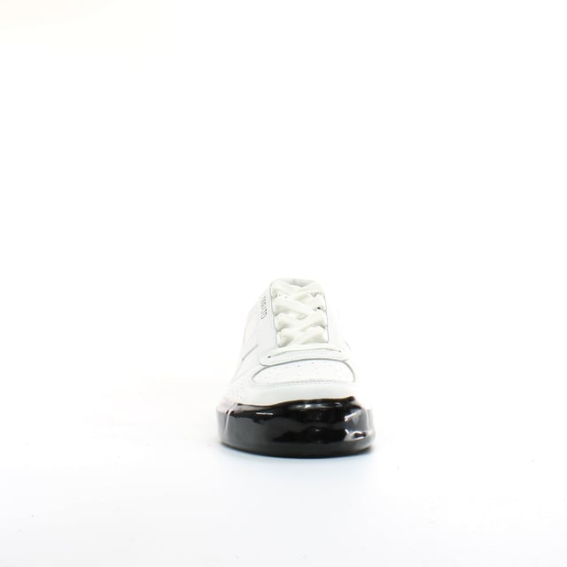 Deze limited edition uitgave is een eerbetoon aan de iconische Borg Elite, een schoen die een tijdperk definieerde en een onuitwisbare stempel drukte op de tenniswereld.

De Borg Elite OG, oorspronkelijk gemaakt voor de legendarische Bjorn Borg in 1981, blijft trouw aan zijn wortels en bevat een aantal updates. Deze uitvoering, schitterend in zijn originele glorie, laat de tijdloze charme zien die hem tot een geliefde keuze heeft gemaakt onder fans en verzamelaars.

Doordrenkt met het prestigieuze "Made in Italy" keurmerk, heeft deze OG iteratie een verhoogde constructie met gebruik van de beste kwaliteit materialen. De leren constructie straalt een verfijnde sfeer uit, terwijl de nauwgezette aandacht voor details doorschemert in de witte en gouden accenten.

Trouw aan zijn erfgoed heeft de schoen de kenmerkende originele veterogen, een kenmerk dat hem onderscheidt. De klassieke gomzool, in combinatie met een gebroken witte tussenzool, roept een gevoel van nostalgie op, aangevuld met het retro Diadora-logo dat een vleugje vintage charme toevoegt.

Stap naar binnen en je wordt begroet door een authentieke voering in vintage stijl, versierd met een retro print die doet denken aan de jaren 80. Hoewel deze schoenen gloednieuw zijn, stralen ze dezelfde geest en stijl uit die liefhebbers in die gouden periode zouden hebben betoverd.

De Diadora Borg Elite OG staat als een testament voor tijdloos design en duurzaam vakmanschap. Met zijn combinatie van retro-esthetiek en hedendaagse updates is deze trainer een eerbetoon aan een vervlogen tijdperk, terwijl hij relevant blijft in het moderne tijdperk. Trek een stukje geschiedenis aan en ervaar de essentie van een generatie.