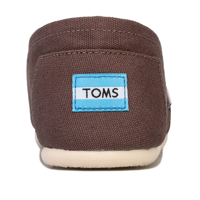 Toms Classics hereninstappers van canvas in grijs<br /><br />-Instappers<br />-Elastisch V-inzetstuk aan de voorkant voor extra comfort<br />-Rubberen EVA-buitenzool<br />-Voorgevormd voetbed voor extra demping<br />-Latex voetbooginzetstuk voor extra ondersteuning<br />- Contrasterende voering<br />-Merkdetails op de hiel en de zijkant<br />-Bovenwerk van textiel, voering van textiel en leer, zool van textiel en synthetisch materiaal<br />-Ref: 10000864