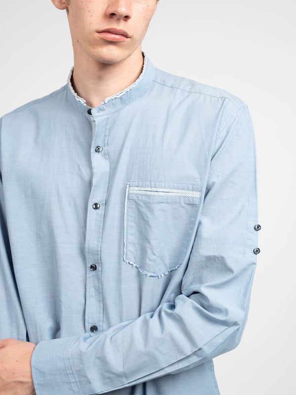 Aangepast model
Met een kraagje
Met knopen
Mouwen met omslagmogelijkheid
Manchetten met knopen
Decoratieve stiksels aan de achterkant
Afgeronde onderkant
Merkdetail op de nek
Gemaakt van hoogwaardig katoen