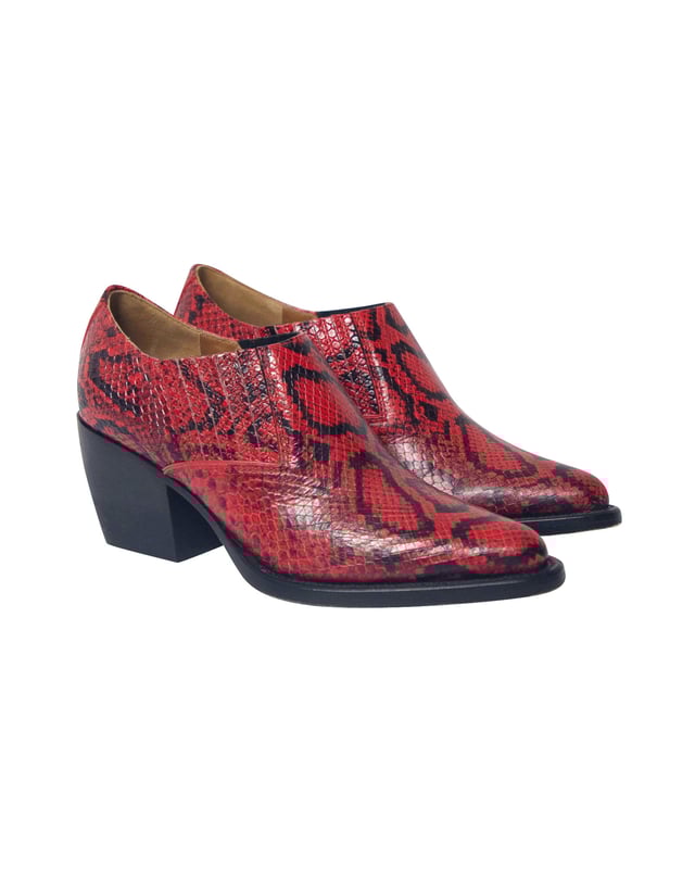Chloé Rylee Snake-Effect Ankle Boots in Red Leather VINTAGE, RRP AS NEW
For an outfit-enhancing take on the new season’s Western trend, opt for Chloé’s Rylee red snake-effect leather boots. Showcased on the SS18 runway, they’re crafted in Italy with sharp point toes, a flattering low cut, and sturdy wooden cuban heels. Try them as the striking punctuation to tailored trousers.
Chloé Rylee Snake-Effect Ankle Boots in Red Leather
Condition: very good
Material: Leather
Size: 36.5
Sign of wear: light wear
SKU: 209751