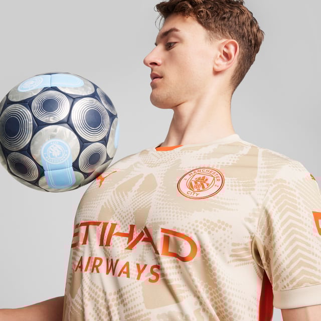 PRODUCT STORY : Defend your goal like Manchester City's finest in this official 24/25 short-sleeved goalkeeper jersey. Lightweight, breathable and cut for action, it features our moisture-wicking dryCELL fabric to keep you feeling cool, comfortable and focused. FEATURES & BENEFITS :  dryCELL: Performance technology designed to wick moisture from the body and keepyou free of sweat during exercise. As part of the RE:FIBRE program, this garment is made of at least 95% recycled material from textile waste and other used materials.  DETAILS :  Regular fit. 170 gsm, Jacquard. Crew neck. Short sleeves. Official team branding.  Our model is 183 cm tall and is wearing size  M UK.