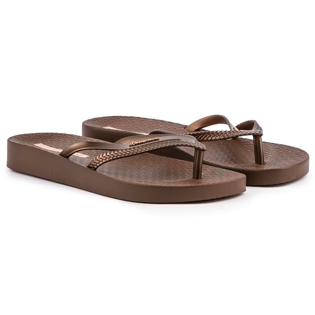 These Iconic And Trendy Flip Flops Bossa From Ipanema Brazil Tick All The Boxes. Made With Eco-friendly Materials And 100% Recyclable, This Stylish Design Has Embossed And Branded Toe Straps. They Are Great For The Beach, Chillaxing Days At The Spa Or For Your Wellness Treatment. Feel Good, Look Good.