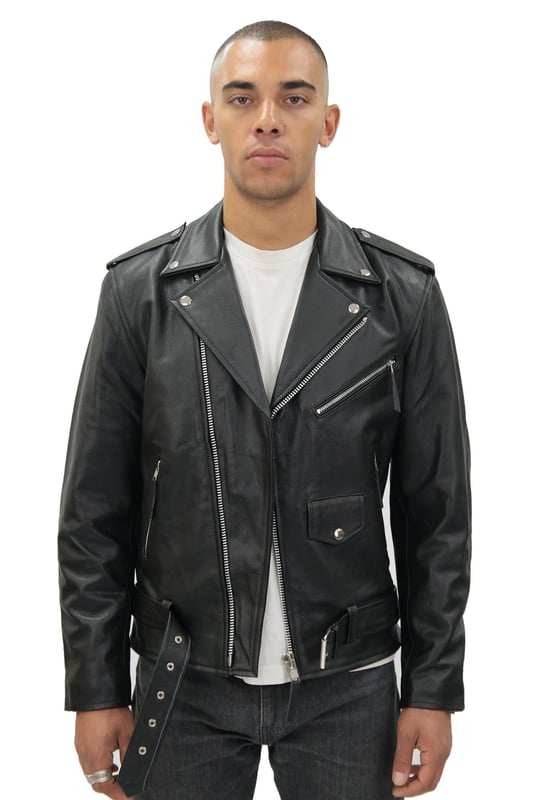 Esta elegante chaqueta Brando se caracteriza por su cremallera YKK descentrada en la parte delantera, que se combina con solapas anchas con muescas. El estilo de la chaqueta se realza con las hombreras con tachuelas en los hombros y los puños con cremallera, que también ofrecen un ajuste más personalizado. Un cinturón de piel de vaca se ajusta a la cintura para una mayor capacidad de ajuste y el forro y el exterior están equipados con bolsillos con cremallera y tachuelas para mayor comodidad. En una gama de colores que se adapta a todos los estilos y gustos, esta pieza icónica es tan versátil como elegante. • Chaqueta de piel de vaca de primera calidad en el estilo clásico de Brando • Puños con cremallera • Diseño cómodo y ajustado • Cremallera YKK asimétrica en la parte delantera • Compartimentos exteriores con cremallera y tachuelas • Cinturón ajustable • Bolsillo inclinado en el pecho con cremallera • Bolsillos integrados en el forro de la chaqueta • Solapa ancha con tachuelas