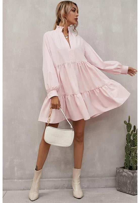 Vestido Largo de Ropa con Cuello Alzado Fruncido de Manga Larga  
  Diseño elegante con atención al detalle  
  Cuello alzado fruncido para un toque de dramatismo  
  Mangas largas para cobertura y calidez  
  Detalle femenino de volantes  
  Sofisticado y a la moda  
  Perfecto para ocasiones formales y uso diario  
  Hecho para mujeres que aprecian la calidad y el estilo  
Material: 95% Poliéster 5% Elastano