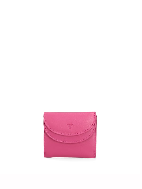 Cartera de hombre. El cierre es con botón de presión. Los bolsillos internos son tarjeteros y porta billetes. Los bolsillos externos son uno frontal con botón magnético. Falta la correa para el hombro. Falta el mango. Hay un compartimento interno. El material exterior es 100% Piel Auténtica. Internamente está forrado en piel auténtica. Medidas: 10x9x2,5 cm. Producto de moda
