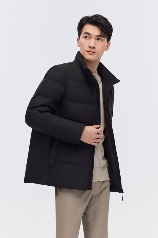 The Men's Classic Business Goose Down Jacket offers both warmth and elegance. With its luxurious 700+ fill goose down, heat-retaining lining, and showerproof seams, it ensures comfort in any weather. The sleek stand-up collar and refined design make it perfect for a professional, polished look.