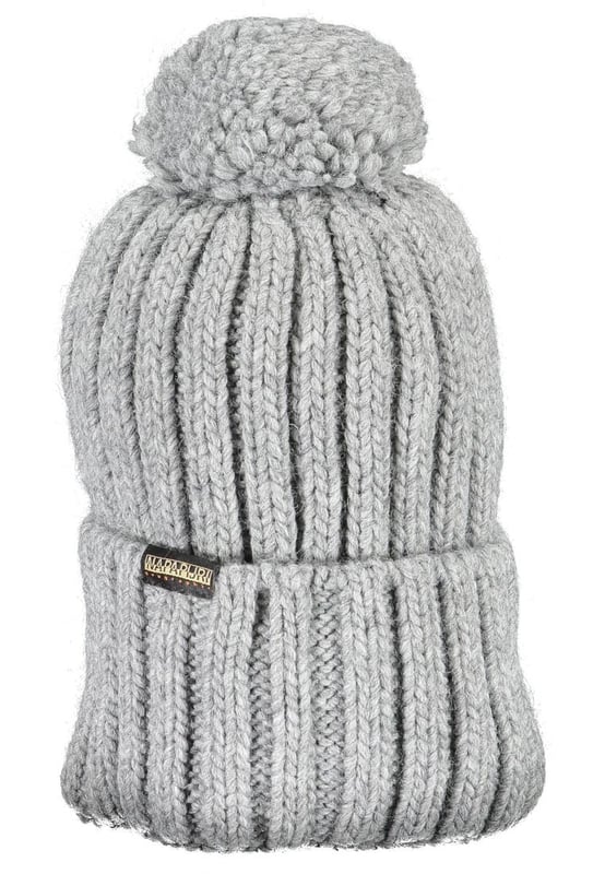 Elegante sombrero para hombre hecho de lana gris.
  Cuenta con un pompon y un bordado con un detalle de logotipo.
  Fabricado con materiales de alta calidad para mayor durabilidad.
  Perfecto para mantener el calor en climas mas frios.
  Accesorio vers.