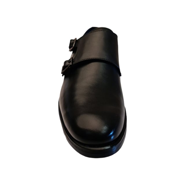 Zapato oxford de hombre con detalles de costuras en la zona alta del empeine con de doble hebilla. Cuenta con una cómoda suela y una planta antideslizante.