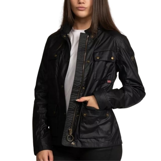 Belstaff Fieldmaster schwarze gewachste Jacke Erleben Sie ultimative Vielseitigkeit und Stil mit der Belstaff Black Jacket. Diese Jacke bietet sowohl Wärme als auch modisches Design und ermöglicht Ihnen den mühelosen Übergang von einem lässigen Tageslook zu einem schicken Abend-Outfit. Bleiben Sie gemütlich und sehen Sie fantastisch aus mit dieser unverzichtbaren Jacke!, Dünne, leichte Jacke, Material: 100 % Baumwolle, 6 Oz gewachste Baumwollbeschichtung, charakteristisches Belstaff-Karo-Baumwoll-Twill-Futter, wasser- und windabweisend, gebürstetes Cordfutter an Kragen, Bündchen und Saumkontaktpunkten, interner Kordelzug für verstellbare Passform. Reißverschluss mit Knopfverschluss, schwarzer dünner Mantel, schwarzer Mantel