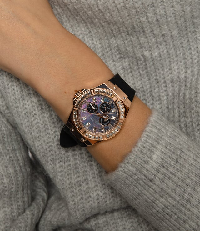 Diese Guess Venus Multi Zifferblatt Uhr für  Damen ist das perfekte Accessoire zum tragen oder verschenken. Ihr Rosagold 39 mm Rund Gehäuse kombiniert mit dem bequemen Schwarz Armband aus  Silikon garantiert, dass Sie diese atemberaubende Uhr kompromisslos genießen werden. Angetrieben von einem hochwertigen Quarz Uhrwerk und wasserdicht bis 5 bars, läuft Ihre Uhr stets weiter. Diese elegante, modische Uhr besetzt mit schönen steine ist ein perfektes Geschenk für Neujahr, Geburtstag, Valentinstag und so weiter  -Diese Analog Uhr verfügt über eine Kalenderfunktion: Tag - Datum, 24-Stunden-Anzeige, 24-Stunden-Anzeige Diese hochwertige Uhr hat ein Schwarz Silikon Band ( 19 cm Länge und 19 mm Breite) mit einer Dornschließe Gehäusedurchmesser: 39 mm,Gehäuse Höhe: 10 mm, Gehäusefarbe: Rosagold, Zifferblattfarbe: Perlmutt
