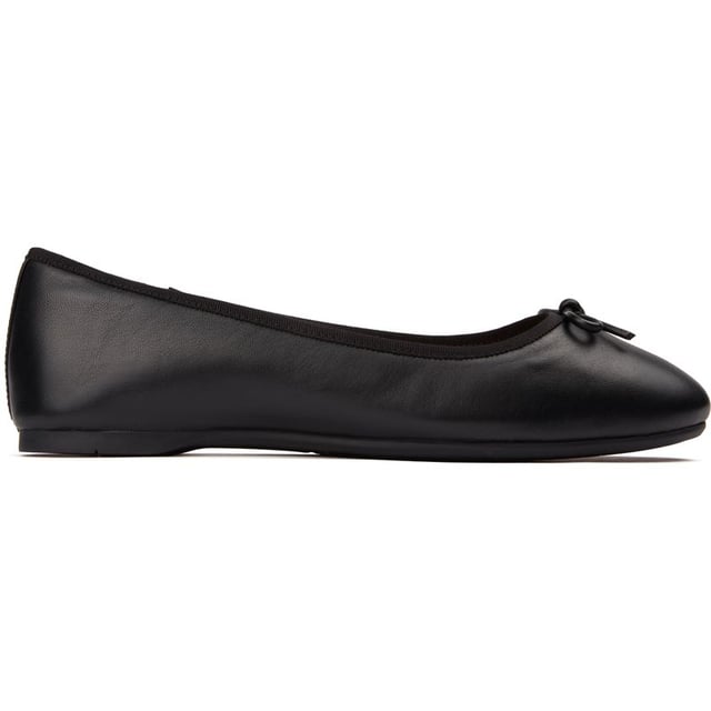 Las bombas de bailarina Abigail de Coach son un estilo que puedes llevar a cualquier lugar y combinar con todo. Este básico atemporal está elaborado con una parte superior de cuero liso de primera calidad, forro suave, plantilla cómoda y suela de goma flexible. Un clásico de fácil uso en estilo slip-on que presenta un ribete de nailon en la parte superior. Un delicado lazo y un logotipo C de herencia en tono dorado antigüo añaden detalles al diseño de punta redonda.