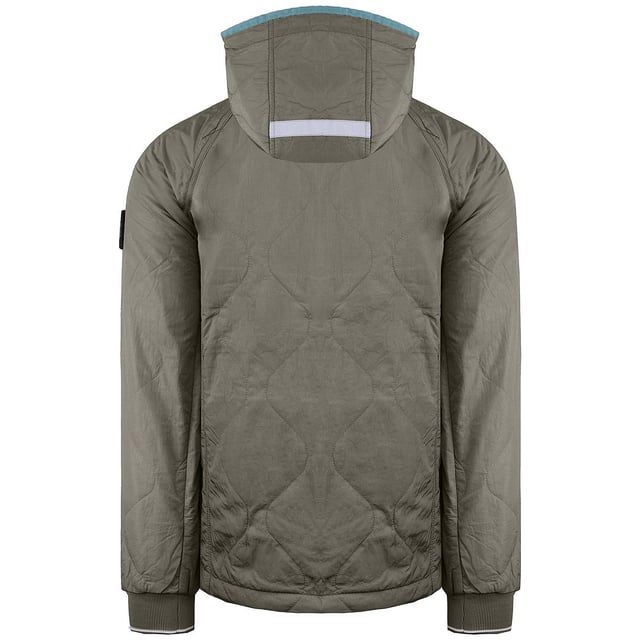 Chaqueta Retro 80's Manilla para hombre de Weekend Offender: una prenda nostálgica y elegante que rinde homenaje a la moda icónica de los años 80. Conocida por su estética streetwear contemporánea, Weekend Offender presenta la chaqueta Retro 80's Manilla, que combina las vibraciones retro con un toque moderno.

Características principales:

 Diseño Retro 80's:  La chaqueta Manilla probablemente presenta un diseño inspirado en las tendencias de moda de los años 80. Busca detalles únicos, combinaciones de colores o estampados que recuerden a esa época, capturando el espíritu del estilo retro.

 Material resistente a la intemperie:  Fabricada con material resistente a la intemperie, la chaqueta ofrece protección contra los elementos. Puede ser impermeable o resistente al agua, lo que la hace adecuada para diversas actividades al aire libre.

 Cierre frontal de cremallera con tirador retro: El cierre frontal de cremallera es una característica común en las chaquetas, ya que facilita su uso y ajuste. La chaqueta Retro 80's Manilla puede incluir un tirador de cremallera con un diseño retro, añadiendo un toque nostálgico.

 Prácticos bolsillos con detalles retro:  Es probable que la chaqueta incluya bolsillos prácticos, como bolsillos con cremallera o con botones a presión. Pueden incorporarse detalles retro, como ribetes en contraste o diseños de bolsillo únicos.

 Forro aislante:  Para mayor calidez, la chaqueta Retro 80's Manilla puede incorporar un forro aislante. Esto la hace adecuada para los días más fríos.
 Diseño con capucha:  Las chaquetas suelen llevar capucha para una mayor protección contra los elementos. La chaqueta Retro 80's Manilla puede incluir una capucha, que proporciona una cobertura adicional en condiciones meteorológicas inesperadas.