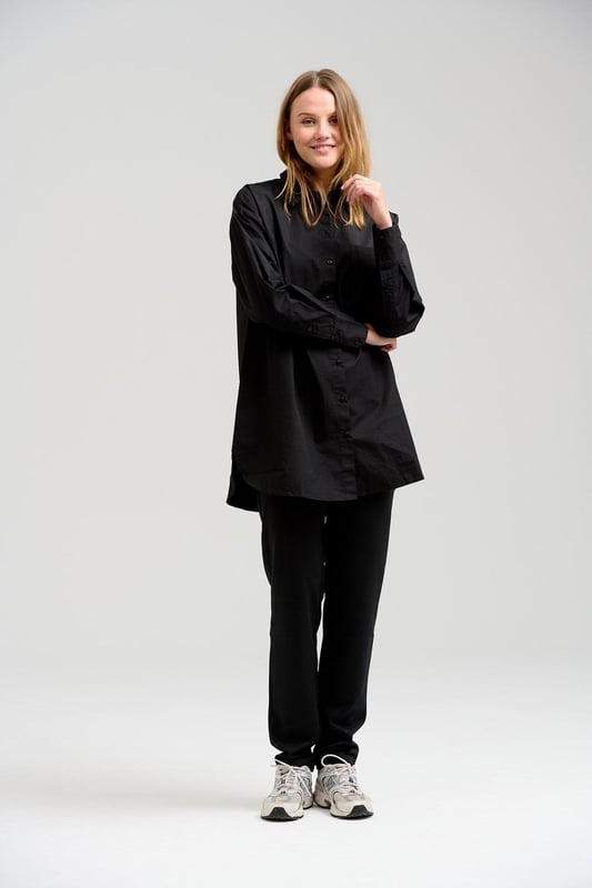 Oversized Shirt von TeeShoppen Hier bekommen Sie ein stylisches und schickes Shirt von TeeShoppen. Das Hemd ist die offensichtliche Wahl für Sie, wenn Sie einen eleganten Look brauchen, der für mehrere Anlässe verwendet werden kann. Sie können das Hemd sowohl für ein formelleres Alltagsoutfit als auch für Ihren Party-Look verwenden. Sehen Sie unsere gesamte Auswahl an Hemden für Frauen.
 Das Oversized Shirt ist in der Farbe Schwarz erhältlich. Mit Schwarz erhalten Sie einen zeitlosen und stilvollen Farbton, der mit jedem anderen Farbton kombiniert werden kann. Es wird nie aus der Mode kommen. Deshalb ist es gut, Schwarz zu wählen, egal ob es sich um ein Alltagsoutfit oder ein Partyoutfit handelt. Schwarz kann für jeden Anlass verwendet werden.
  In welchen Größen ist das Oversized Shirt erhältlich?  Oversized Shirt gibt es in den Größen: xs, s, m, l und xl.
 Die Größen sind für Frauen zugeschnitten.