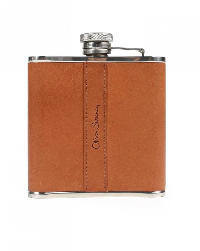 Crafted using premium quality vegetable tanned leather, Walton is a classic hip flask that's designed to stand the test of time. Perfect for a trip to the rugby, hiking in the hills or just keeping handy 'in case', it's the ideal gift for the man who has everything.

Stainless steel
Vegetable tanned leather
Debossed logo
Knurled steel cap