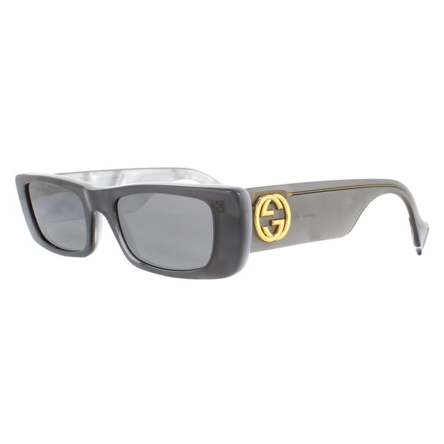 De Gucci-zonnebril GG0516S 002 Grijs Zilver is geïnspireerd op vintage stijl met een gedurfde rechthoekige acetaat montuur. Super dikke tempels zijn versierd met een groot metalen GG logo.