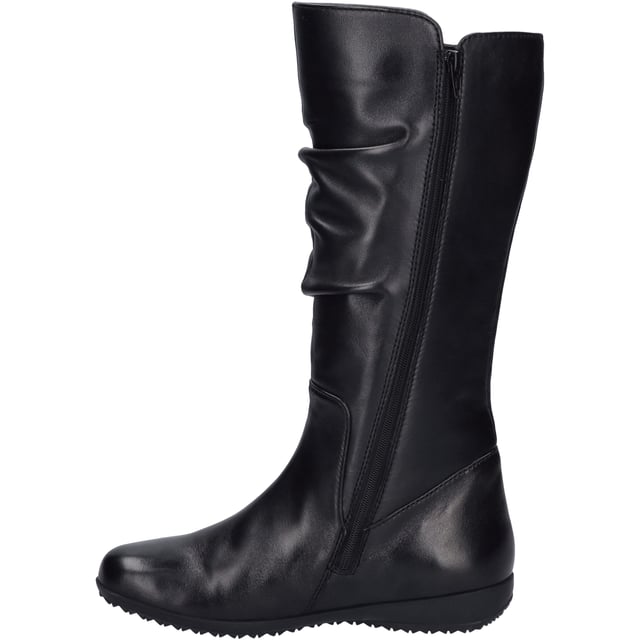 Die kalte Jahreszeit verlangt nach Schuhen, die nicht nur das Herz erwärmen, sondern auch die Füße. Mit dem Naly 26, einem Stiefel von JOSEF SEIBEL in elegantem Schwarz, ist genau das möglich. Dieses Modell für Damen besticht durch seine hochwertige Verarbeitung und das Obermaterial aus feinstem Schafsleder in Nappa-Qualität. Das warm gefütterte Innenleben sorgt für behagliche Wärme an kühlen Tagen und macht den Schuh zum idealen Begleiter für lange Spaziergänge in der Natur oder einen entspannten Stadtbummel. Die Sohle aus TR – Thermoplastischem Kautschuk – bietet neben einer guten Rutschfestigkeit und Langlebigkeit auch eine Leichtigkeit, die den Komfort spürbar erhöht. Mit einem Reißverschluss ausgestattet, lässt sich der Naly 26 unkompliziert an- und ausziehen. Die Fertigung nach der AGO-Methode, eine der jüngsten und innovativsten Produktionsvarianten, verspricht eine leichte und formbeständige Beschaffenheit, die den Schuh besonders langlebig macht. Abgerundet wird das Erlebnis durch die Zugehörigkeit zur Josef Seibel Produktlinie, die für modernen Tragegenuss, perfekte Passform und die Verwendung hochwertiger Materialien steht. Dieser Stiefel ist somit eine Hommage an die Freizeitgestaltung im Freien, wo er seine Trägerin mit Bequemlichkeit und einer stilvollen Erscheinung unterstützt. Ein Schuh, der nicht nur durch seine Ästhetik, sondern auch durch seine Funktionalität und das Bekenntnis zu nachhaltiger Produktion überzeugt – ein wahres Meisterwerk der Schuhmacherkunst von JOSEF SEIBEL.