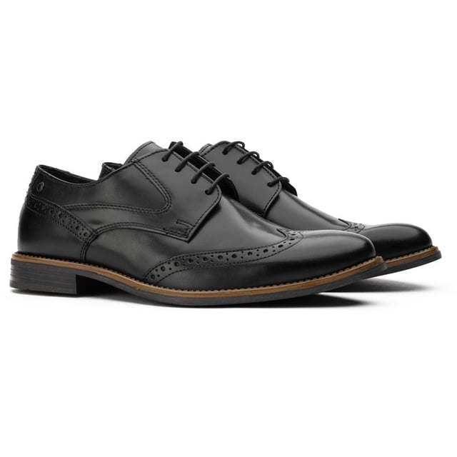 Zapatos negros Risco de Base London para hombre, confeccionados en piel y suela de goma. Presentan detalle brogue y marca Base London.
