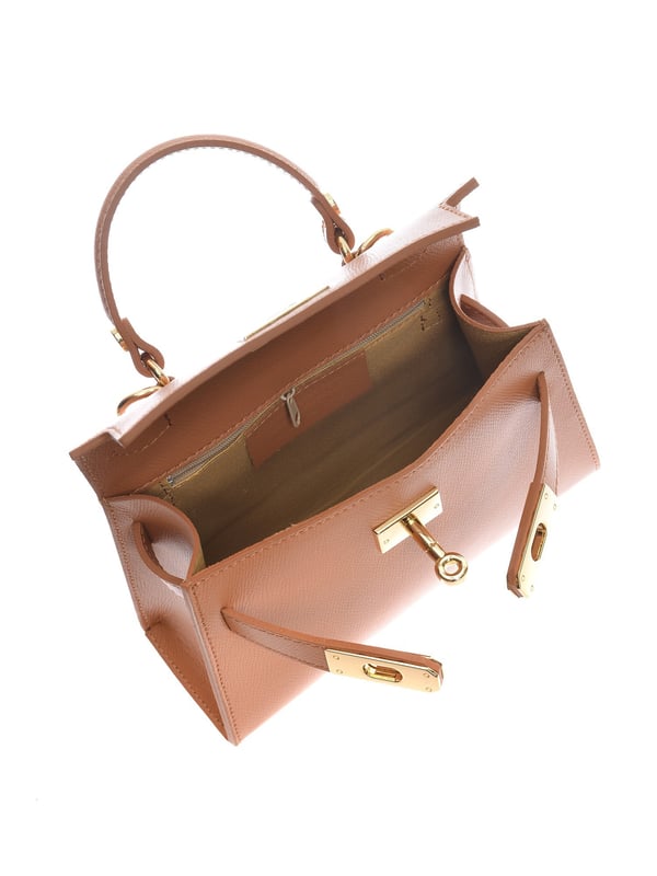 Crossbody tas
100% rundleer
Metalen gespsluiting aan de voorkant
Intern vak met rits
Afmetingen : 14,5x19x7 cm
Handvat: 20 cm
Verstelbare schouderriem: 120 cm