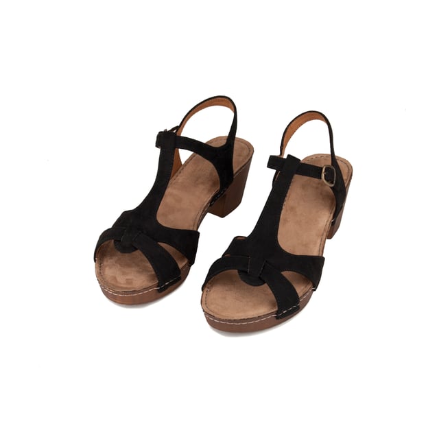 If you want Uns Sandal Comfortable and practicing you do not think about it, you have found it. Wide heel and platform for greater as. Soft material padded template. Buckle with small elastic. The floor is extremely light polyurethane. Height of the heel 6 cm Height Platform 2, 5 so that the metatarsals barely suffer.