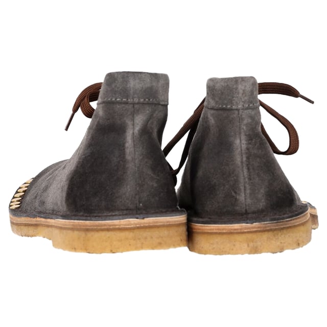 Prada Gestepptes Schnürstiefel im grauen Wildleder VINTAGE, NP WIE NEU
Fügen Sie Ihrer Schuhkollektion mit den Prada Nieten-Schnürstiefeln aus weichem grauem Wildleder einen Hauch von edgy Luxus hinzu. Diese Stiefel vereinen die klassische Desert-Boot-Silhouette mit zeitgemäßen Details und verfügen über auffällige Nietenakzente, die einen gewagten, modeorientierten Twist bieten. Das reiche graue Wildleder verleiht einen raffinierten, vielseitigen Look, während die Nieten ein unerwartetes Element von Textur und Stil hinzufügen, was diese Stiefel zur perfekten Balance aus rustikalem Charme und hochwertiger Eleganz macht.
Prada Nieten-Schnürstiefel aus grauem Wildleder
Zustand: Sehr gut
Abnutzungserscheinungen: Geringfügige Markierungen, leicht benutzt, aber sehr gut gepflegt. Kleinere Abnutzungen an den Sohlen und Faltenbildung, leichte Kratzer an Sohlen und Fersen.
Verpackung: Staubbeutel
Farbe: Grau
Material: Wildleder | Wildleder
Größe: UK | 10/US11/IT44/FR44 1/3
Maße: Absatzhöhe: 30; Innensohle Länge: 350
SKU: MRPPUGBSH450798M