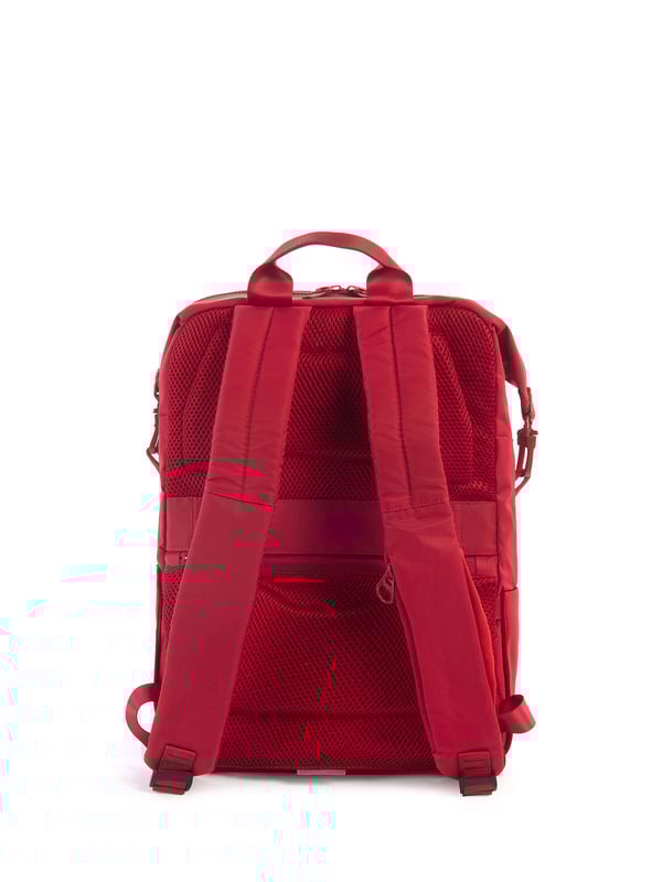 Mochila unisex. El cierre es con cremallera. Hay dos bolsillos internos abiertos. Los bolsillos exteriores son uno frontal con cremallera y dos laterales abiertos. Falta la correa para el hombro. El mango está fabricado en nailon. Hay un compartimento interno. El material exterior es 100% nailon. Internamente es poliéster. Medidas: 36x28,5x13 cm. Producto de moda
