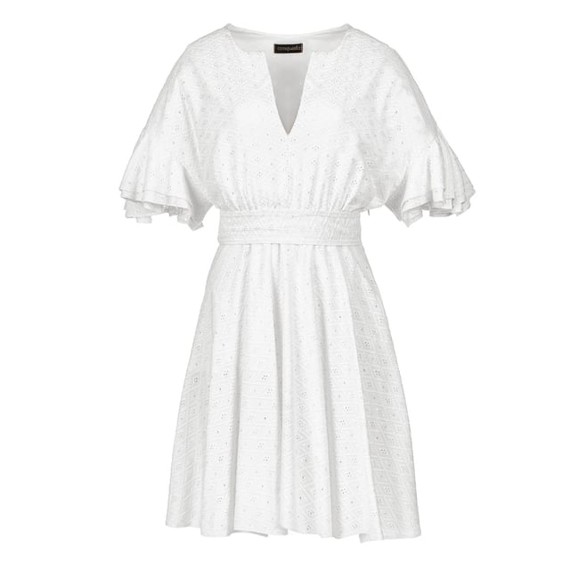Este vestido blanco está confeccionado en tejido de viscosa bordado tono sobre tono. Tiene mangas cortas con doble volante y hombros caídos. Tiene escote redondo con abertura en V en la parte delantera. Debajo del busto hay una costura curva bajo la cual el vestido se abre en forma de campana. Hay una cremallera oculta en el interior que permite ponerse el vestido fácilmente. Está forrado. El vestido se puede llevar con o sin cinturón que está confeccionado en el mismo tejido. El cinturón está incluido.