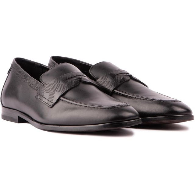 Je kunt je beste beentje voorzetten met gemak in deze Adlerrs Loafers van Ted Baker. Gemaakt van zacht en luxe leer, deze schoenen glijden op gemakkelijk voor een comfortabele pasvorm en dragen de hele dag lang. Met een gestikt T-merk op de hiel, een harszool voor duurzaamheid en een amandelvormige teen voor een klassieke look, bieden deze loafers een stevige maar modieuze look.