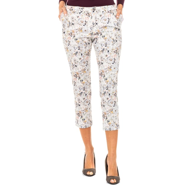 Pants with floral design. 
 Multicolor color 
 Straight basses. 
 Button and zip closure. 
 Two pockets on the side, with lace trim. 
 Two fake pockets on the back. 
 Belt loops. 
 Seams seen in tone. 

 Composition: 99% Cotton - 1% Elastane 

 Washing instructions: 
 - Wash maximum at 40ºC. 
 - Iron at medium temperature, max. 110 ° C. 
 - It allows to use dryer. 
 - Do not use bleach. 
 - Does not support dry cleaning. 


 Composition: 99% Cotton, 1% Elastane
 Care:
- Wash maximum at 40ºC.
 - Iron at medium temperature, max. 110ºC.
 - Allows you to use a dryer.
 - Do not use bleach.
 - Does not support dry cleaning.
