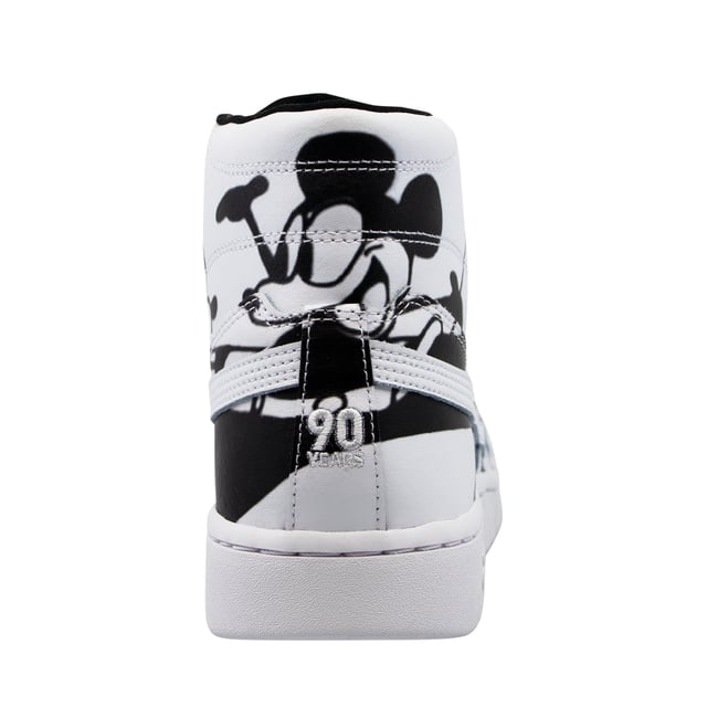 Para celebrar el 90 aniversario de Mickey, la marca Asicstiger ™ ha colaborado con Disney en un paquete exclusivo de Gel-Ptg ™. Las zapatillas de deporte Gel-Ptg ™ se basan en las icónicas zapatillas de baloncesto de los años 80, reconocidas como una de las zapatillas de baloncesto más populares de Japón jamás diseñadas. El modelo GEL-PTG ™ MT está diseñado con una construcción ligeramente más alta en la parte superior de la parte superior. Una ejecución de cuero con un vampiro perforado lo convierte en una opción transpirable para el uso de todo el día, mientras que una sola de goma proporciona puntos de agarre y pivote muy necesarios en la sola sola permiten movimientos rápidos. El diseño clásico de rayas ASICS y los cordones tonales lo rodean con un borde elegante, mientras que los revestimientos externos y de calcetines impresos de Mickey honran a este querido personaje.