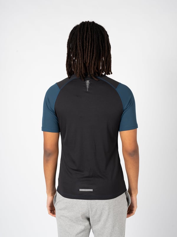 Deze klassieke, eenvoudige snit staat garant voor een tijdloze look en het gemak om het te combineren met verschillende stijlen.

De subtiele, ronde halslijn geeft het shirt een universele touch en zorgt ervoor dat het bij elk lichaamstype past door de nadruk te leggen op de nek en schouders.

Op de voorkant zorgt de print met de merknaam voor een modieuze en stedelijke look die ook een weerspiegeling is van het moderne ontwerp.

Gemaakt van hoogwaardig, ademend materiaal met een Quick Dry-systeem, biedt het de hele dag comfort, ongeacht de activiteit en de weersomstandigheden.