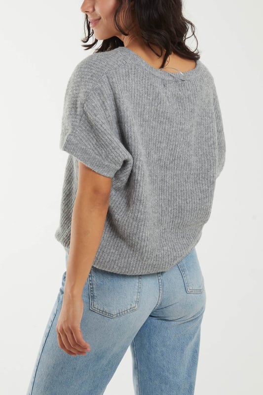 It's time to add a spin to your every day top, this knitted option is an easy wearing option for whatever you have planned! For the perfect day-to-day look team with ripped jeans and white trainers!