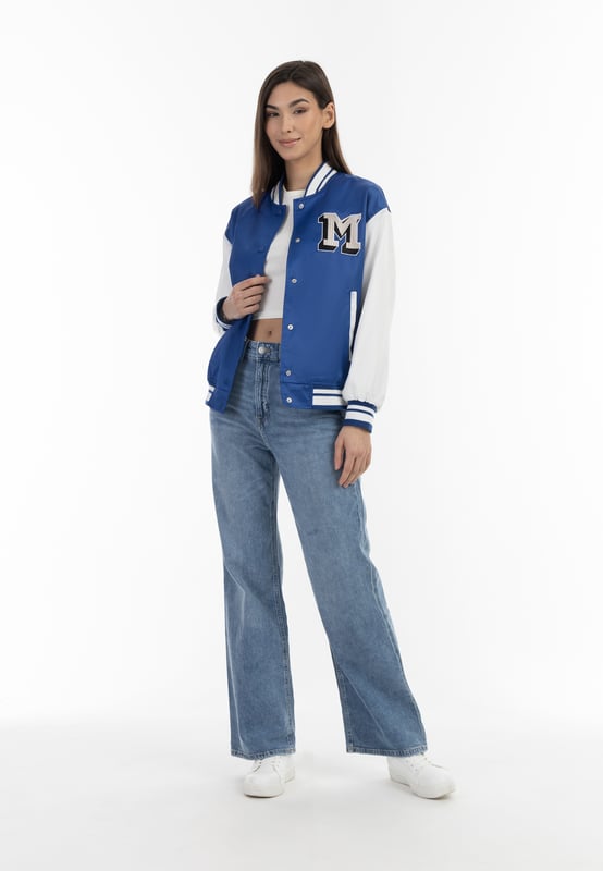 Dit varsity-jack van myMo is geïnspireerd op de klassieke college-stijl en is een absolute topper! Het is gemaakt van een glanzende satijnen stof, heeft een hoogwaardige afwerking en klassieke tweekleurige mouwen en zoom. De gestreepte ribboorden, de steekzakken en de geborduurde M-patch zorgen voor een authentieke retrolook.