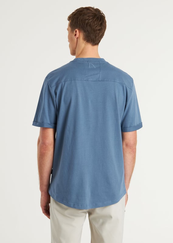 Das Brody ist ein T-Shirt mit normaler Passform, abgerundetem Saum, peached Stoff und unseren charakteristischen CHASIN'-Details.