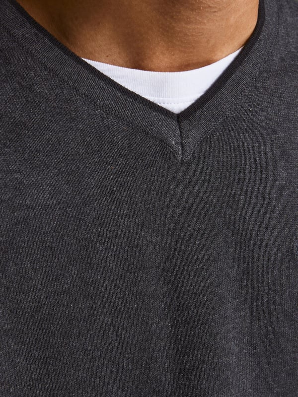 De JACK & JONES trui voor heren is zeer comfortabel en past perfect. Zacht, ademend katoen en een nauwkeurige afwerking kenmerken de mode van het merk JACK & JONES. JACK & JONES is een trots lid van het Better Cotton Initiative. Door katoenproducten van JACK & JONES te kopen, steun je een duurzamere katoenteelt.