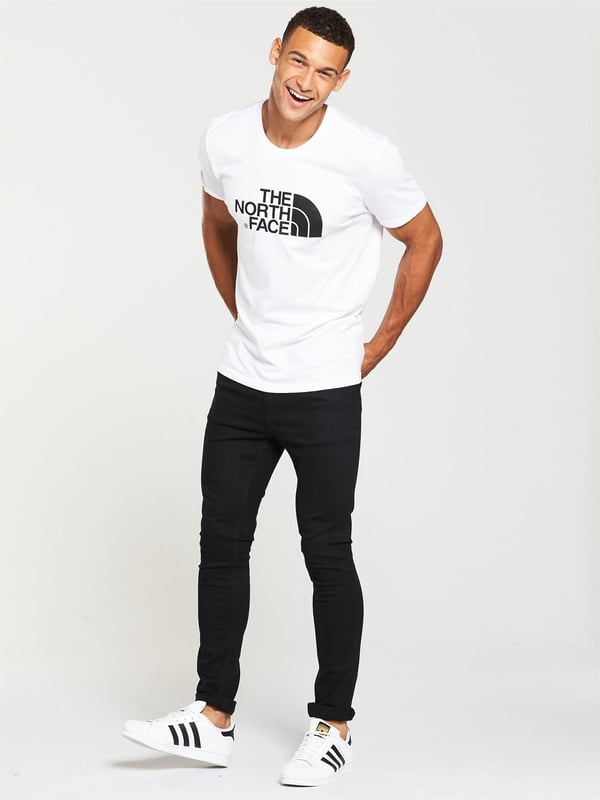 The North Face Mens Short Sleeve Easy Tee.     
Pressed Plastisol Print at Front.     
The North Face Logo on the Back of the Shoulder.     
Classic Length Short-sleeve T-shirt With Crew Neck.      
100% Cotton.     
Machine Washable (Please See Care Label).     
The North Face Mens T Shirt TNF Short Sleeve Crew Neck Cotton Casual Easy Tee.