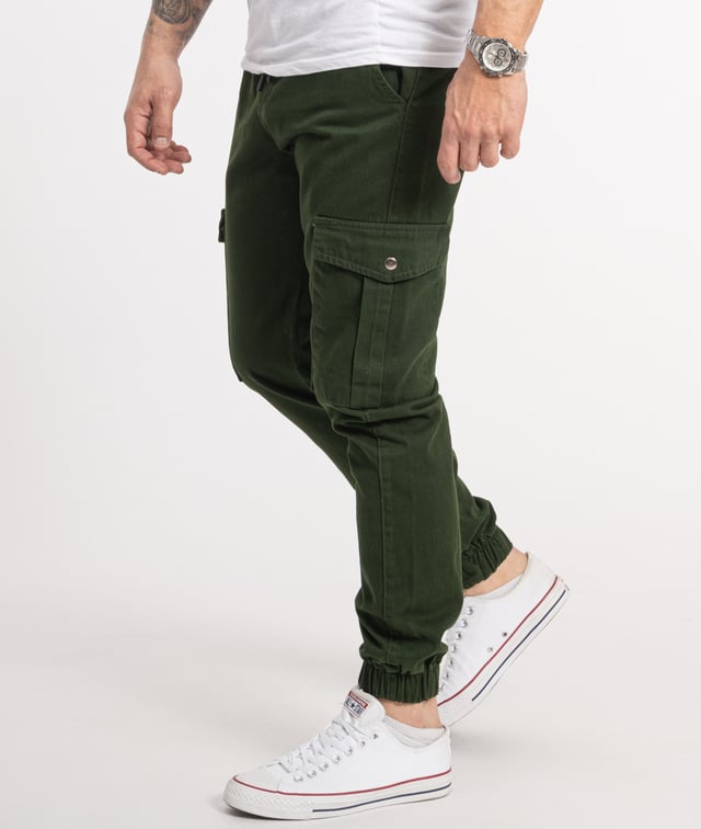 Die Chino Hosen von Rock Creek eignen sich ganz ausgezeichnet für legere Casual-Looks. Sie bieten eine angenehm weite Passform und sehen dabei auch noch richtig lässig aus. Beim gemütlichen Stadtbummel, beim Familienausflug oder in der Uni leisten die komfortablen Hosen gute Dienste. Darüber hinaus zeichnen sich die Chinos von Rock-Creek durch eine erstklassige Verarbeitung und eine hohe Qualität aus.