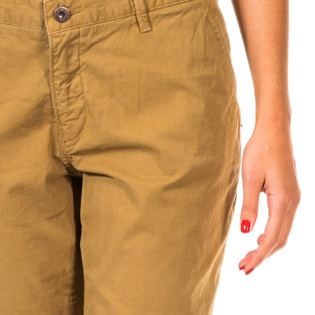Lange Hose für Frauen.
 Reißverschluss und Knopfverschluss auf der Vorderseite.
 Zwei offene Taschen auf der Vorderseite.
 Aufdruck des Markenlogos auf der Vorderseite.
 Zwei offene Taschen auf der Rückseite.
 Gürtelschlaufen.
 Stoffetikett mit dem Markennamen auf der Rückseite des Bunds.
 Gerade geschnittener Hosenboden.
 Nähte in Ton gehalten.
 Zusammenstellung: 100% Baumwolle
 Pflege:
Maximal bei 40ºC waschen.
 - Bügeln bei mittlerer Temperatur, max. 110ºC.
 - Erlaubt die Verwendung eines Trockners.
 - Keine Bleichmittel verwenden.
 - Chemische Reinigung ist nicht möglich.