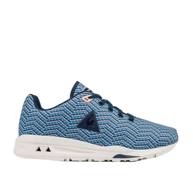 Los entrenadores de mujer sintéticos LE Coq Sportif R950 Jacquard Lace-Up Blue Synthetic son la opción perfecta para aquellos que desean mantenerse activos con estilo. Hecho a mano con una parte superior sintética liviana, estos entrenadores cuentan con un patrón de Jacquard llamativo y un sujetamiento con cordones para un ajuste seguro. El forro textil transpirable garantiza una comodidad duradera, mientras que la suela de goma duradera proporciona una excelente agarre y tracción. Con su diseño elegante y su rendimiento superior, estos entrenadores son ideales para correr, trotar y otras actividades. Además, el tono azul vibrante agrega un toque de color a cualquier aspecto. Experimente una comodidad y estilo superiores con el le coq sportif r950 jacquard lace-up para mujeres sintéticas para mujeres.