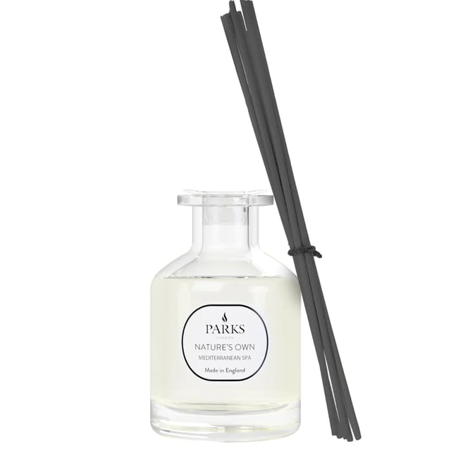 Parks Original, iconisch en tijdloos, is onze huisgeur. Gebaseerd op het klassieke fougÃ©re (varen) akkoord, is Parks Original kruidig en warm. Het combineert de helderheid van citroen met de aromatische facetten van lavendel en een rustgevende basis van zachte amber. Perfect voor elke kamer en alle seizoenen, Parks Original voelt zich nooit misplaatst, waar je het ook neerzet in je huis.Geur: Parks OriginalEigen ingrediënten: Lavendel, Citroen, AmberAroma: Fris, Kruiden, WarmWerk van thuis uit, Dineren, Ontspannen, EntertainingFris, Kruiden, Warm100% Alcoholvrij220mlKruidenLavendel, Citroen, AmberDIFFUSER LEVENSDUUR40wksPlatinaFRAGRANSParks Original