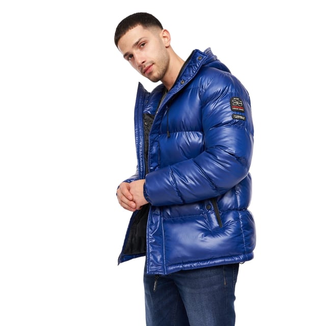 Materialzusammensetzung (%): 100% Polyester. Gewebe: Ripstop-Gewebe. Design: Logo, Gesteppt. Abzeichen, Griffplatte mit Warenzeichen, Metall-Ösen. Bündchen: Elastisch. Mit Kapuze. Langärmlig. Kapuzenmerkmale: mit Kordelzug, angenähte Kapuze. Taschenart: Zwei Seitentaschen, Reißverschluss, Bolzenbefestigung. Durchgehender Reißverschluss, Druckknopf. Finish: Hochglanz.